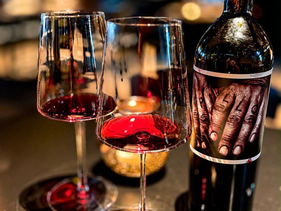 Zwei Gläser Rotwein und eine Weinflasche im Restaurant Waldshuter Hof