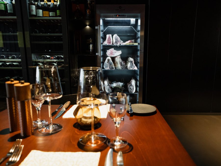 Gedeckter Tisch mit Weingläsern vor dem Dry-Ager im Restaurant Waldshuter Hof